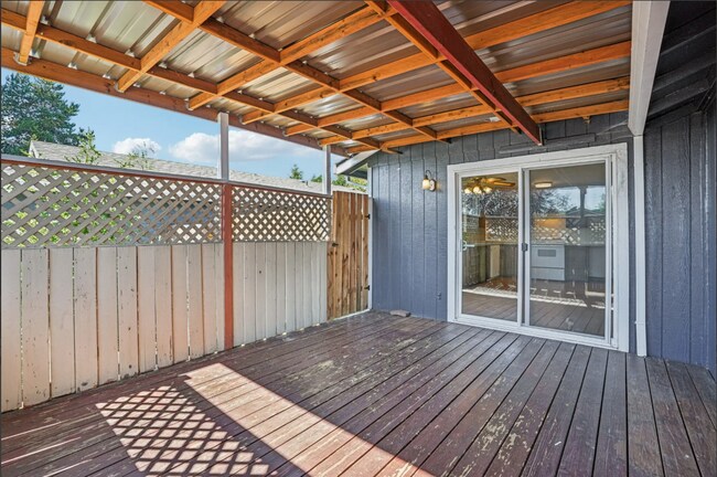 Building Photo - Open Concept: 3 Bed, 1.5 Bath Hidden Gem!