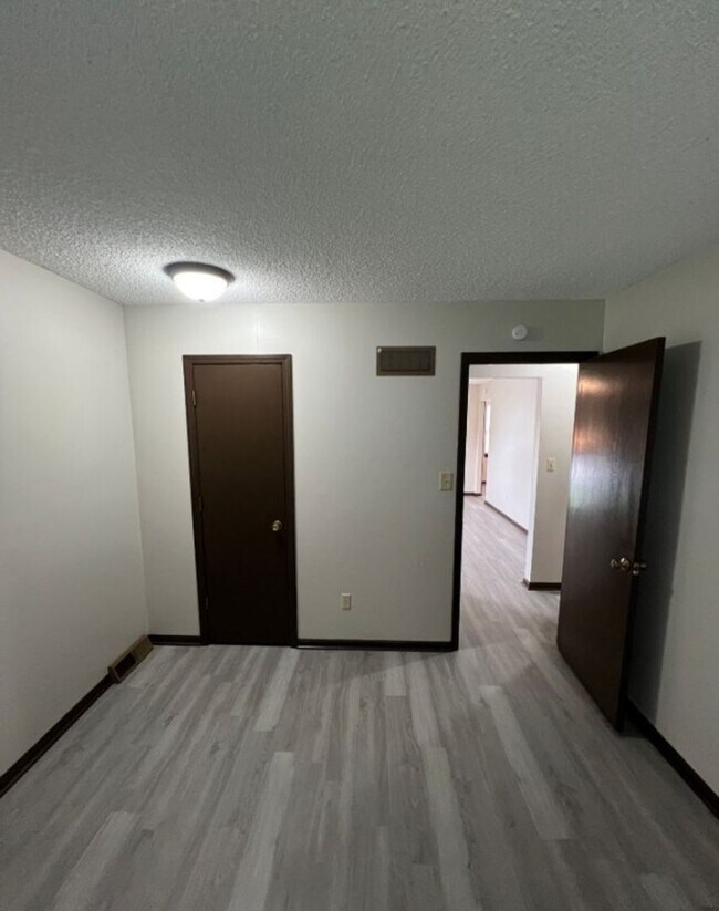 Building Photo - Spacious 2 Bedroom Duplex with Garage and ...