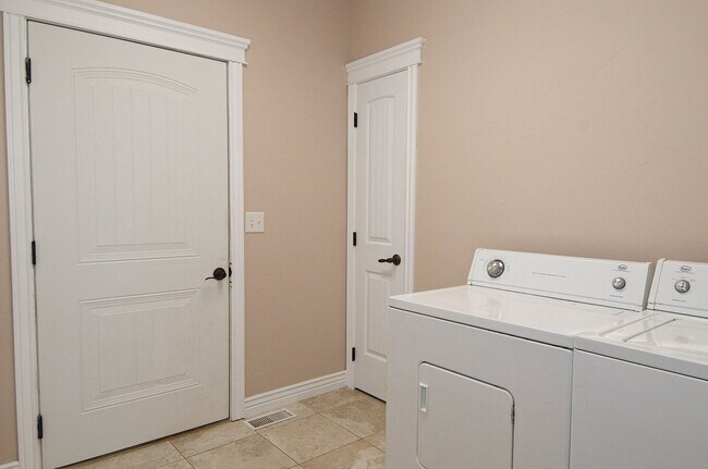 Building Photo - 125 Sagewood Dr