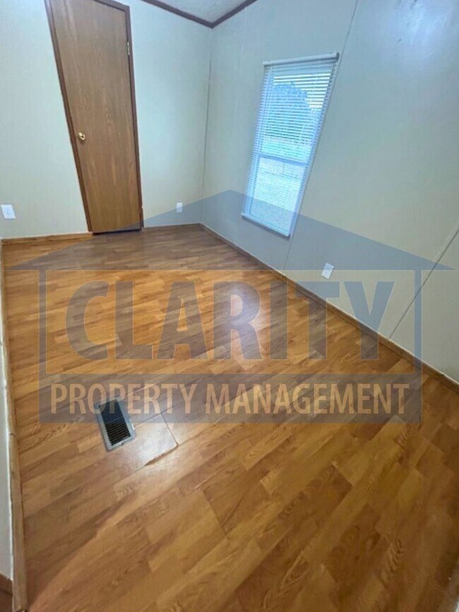 Building Photo - Three bedroom single level home!