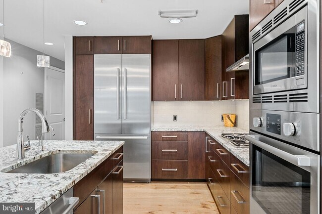 Building Photo - 7171 Woodmont Ave