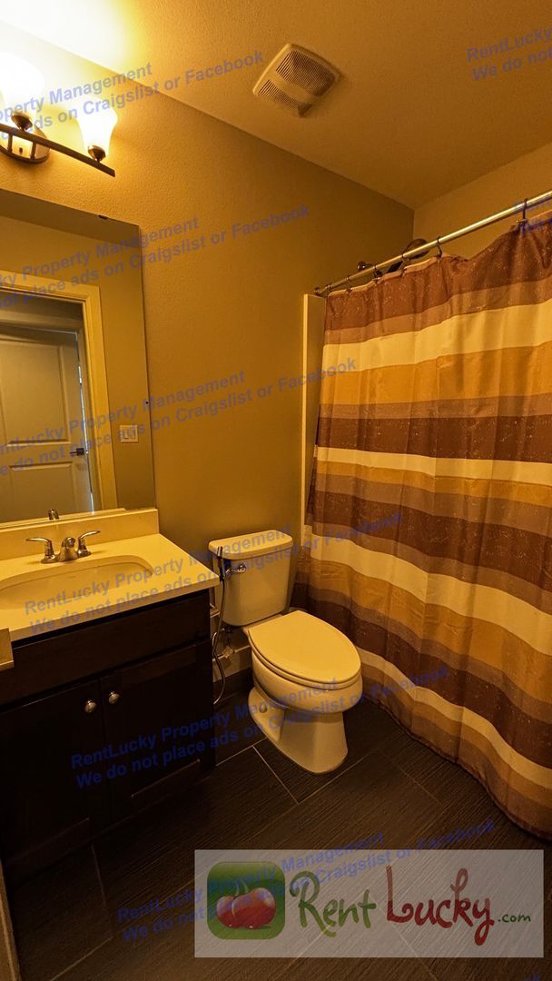 Building Photo - Spacious Issaquah Townhome w/ Entry-Level Suite & 2-Car Garage