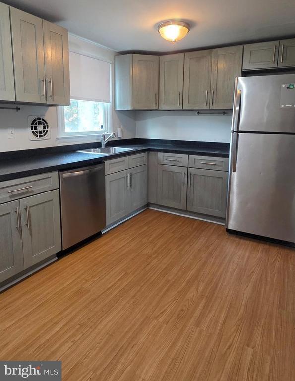 Building Photo - 5454 Burwood Ave