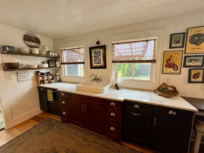 Building Photo - Black Raven Cottage in Historic Seaview ~ ...