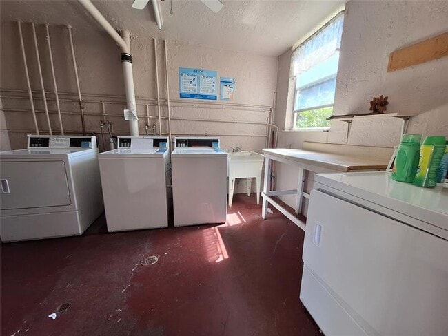 Building Photo - 2821 Somerset Dr