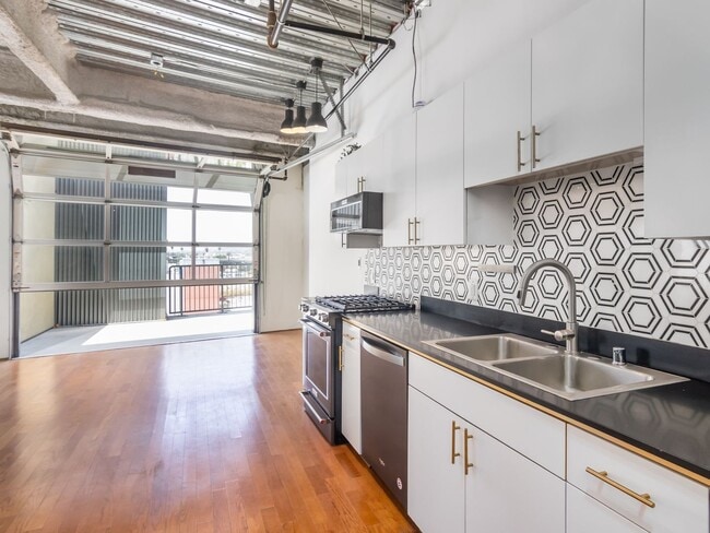 Building Photo - Top Floor 1 Bedroom Loft in Los Angeles