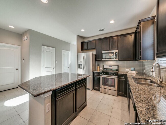 Building Photo - 4 Bedroom/3.5 Bathroom Alamo Ranch