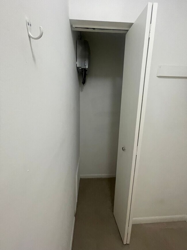 Building Photo - VERY SPACIOUS CONDO ON 3RD FLOOR WITH ELEV...