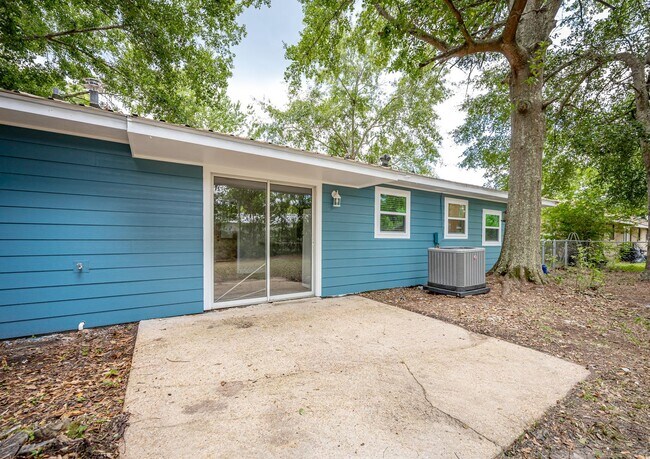 Building Photo - Charming Home in the Heart of Ocean Springs!
