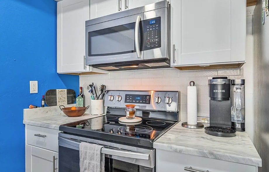 Samsung Electric Range & Microwave - 4267 Island Cir