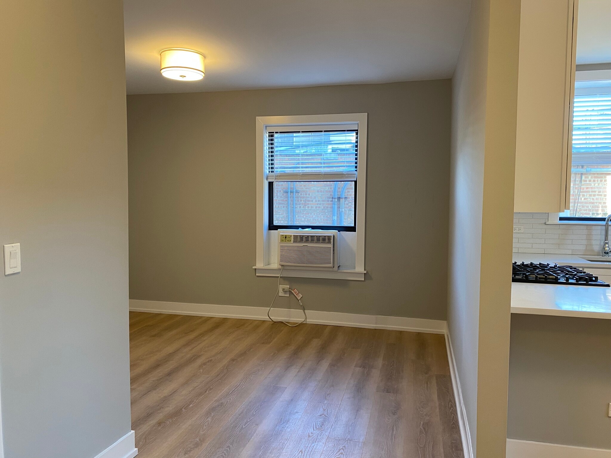 Building Photo - 3925 N Janssen Ave