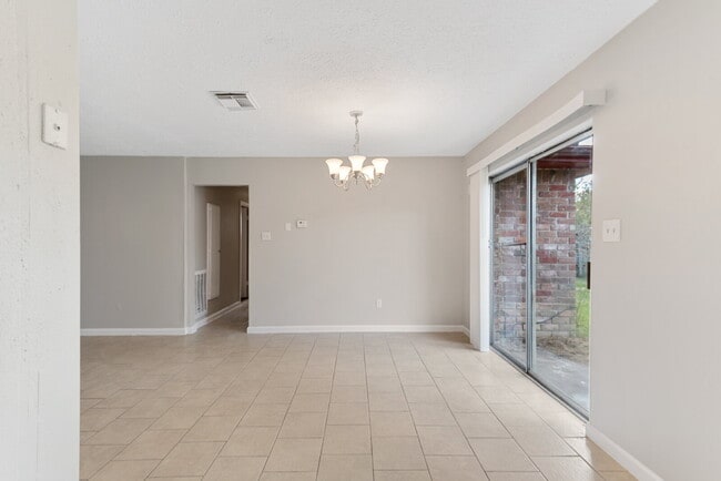 Building Photo - 743 Deercrest St