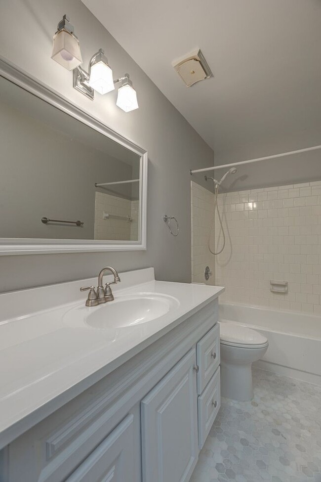 Building Photo - 3303 Spring Lake Ct