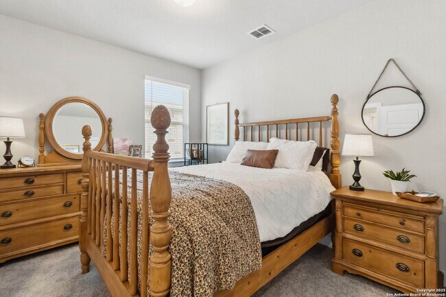 Building Photo - "Charming 3-Bedroom Home with 2 Full Baths and 1902 Sq Ft of Comfort in San Antonio!"