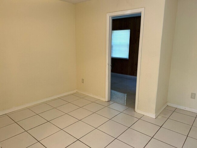 Building Photo - 4246 Minoso St