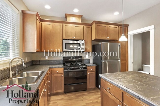 Building Photo - Charming 2-Bedroom Beaverton Townhome with Attached Garage!