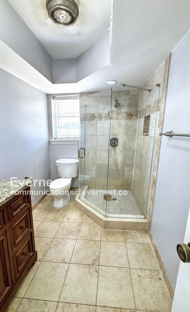 Building Photo - Lovely 2 beds, 2 bath Condo with Modern Am...