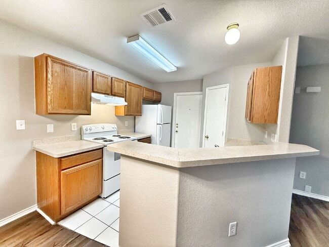 Building Photo - Spacious 3 Bedroom, 2 Bath Duplex with 1-C...