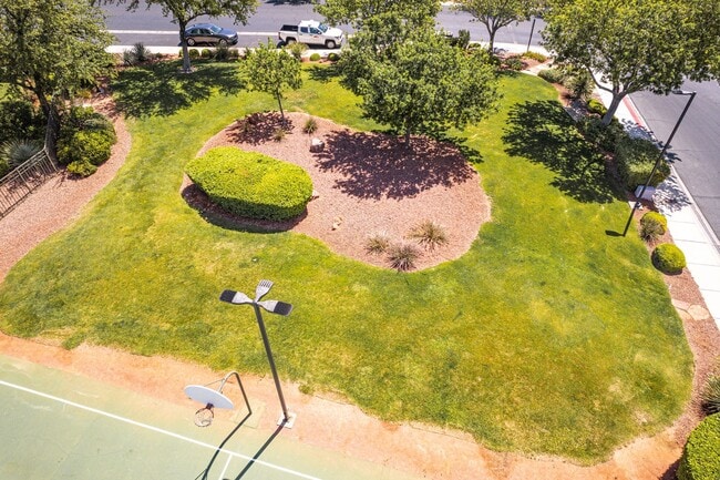Building Photo - Beautiful Single-Story Residence in Premier Golf Course Community