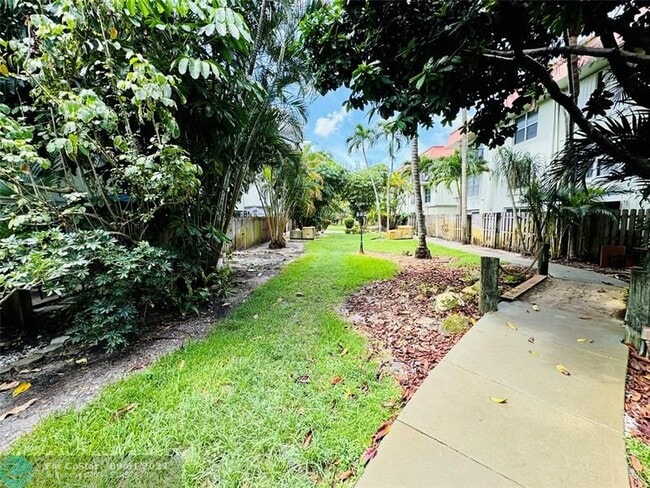 Building Photo - 805 W Oakland Park Blvd