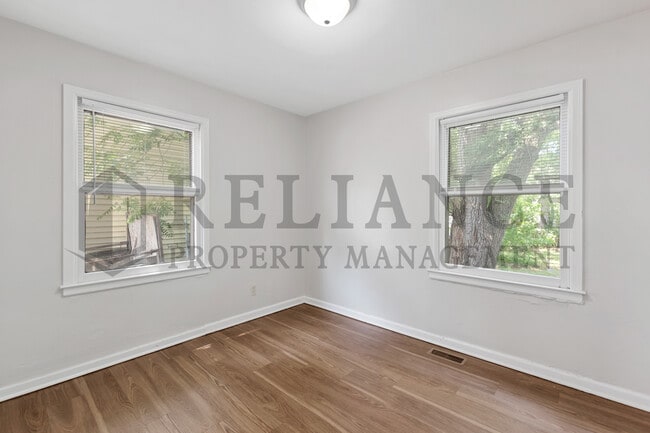 Building Photo - 709 S Pinecrest St