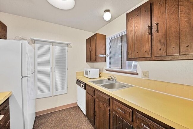 Building Photo - Charming 2-Bed Condo Near CMU & St. Mary’s...