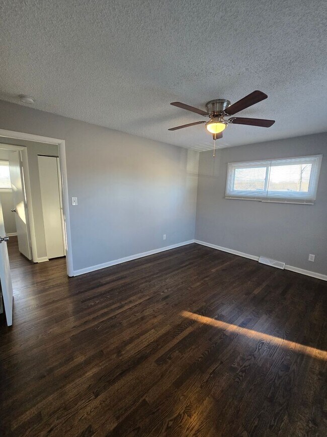 Building Photo - 3 Bedroom Ranch with large fenced in backyard