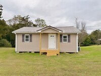 Building Photo - Renovated 1 Bedroom/1 Bathroom Home with C...