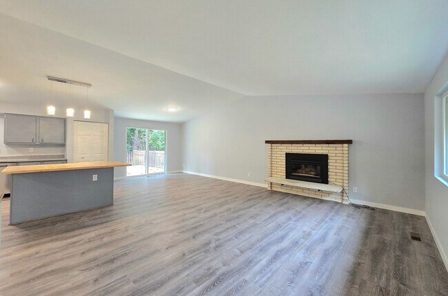 Building Photo - 4 Bedroom 3 Bath in Lake Forest Park