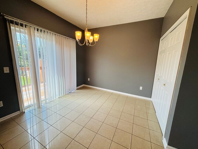 Building Photo - Conveniently located 2 Bedroom, 1.5 Bath Townhouse