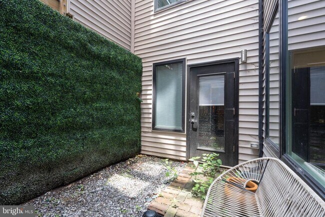 Building Photo - 721 Kennedy St NW