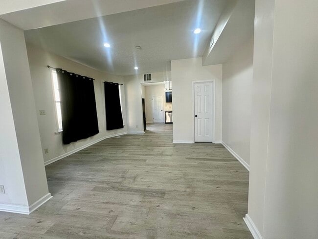 Building Photo - More value than the rent and closer to downtown.