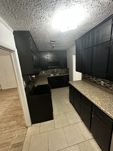 Building Photo - 3815 Saint Charles Pl