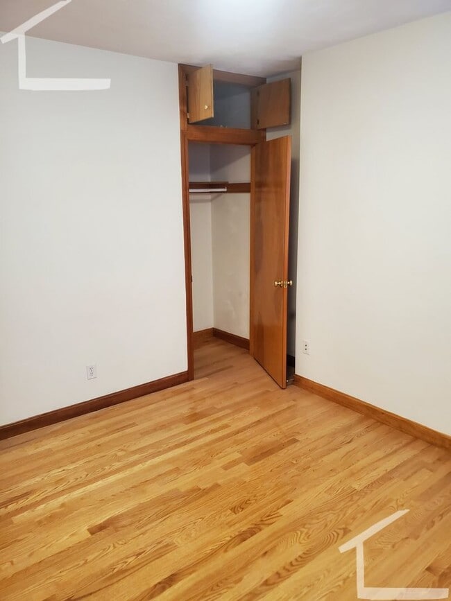 Building Photo - Nicely renovated unit with parking included!