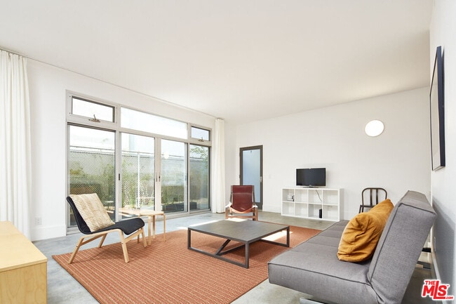 Building Photo - 558 Rose Ave