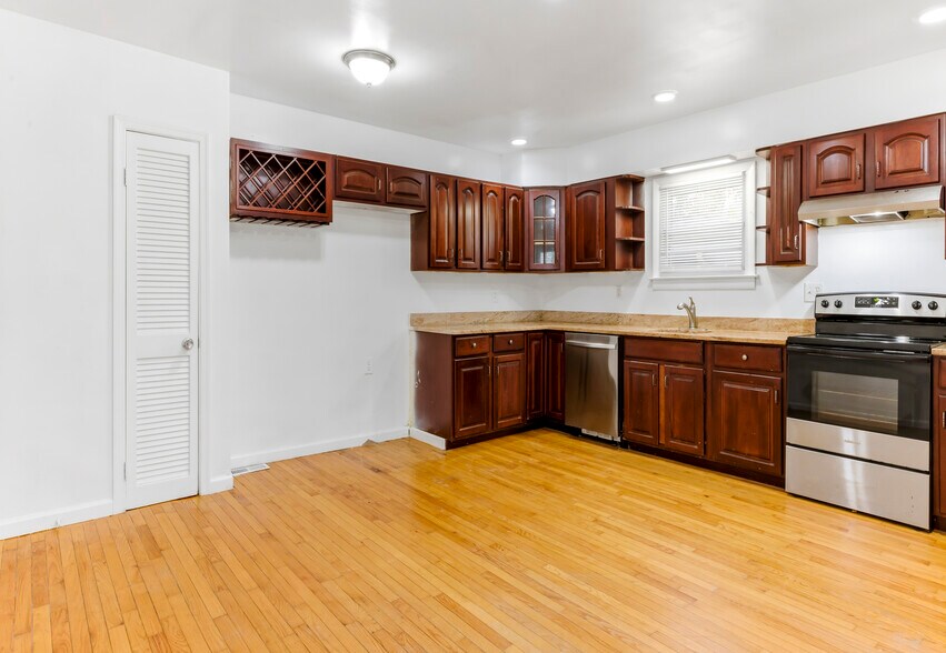 Building Photo - 107 River Rd Dr