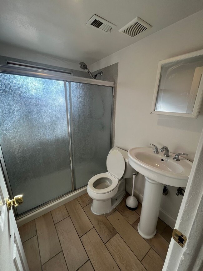 Building Photo - Garden Level Two Bedroom Available in Lakewood!