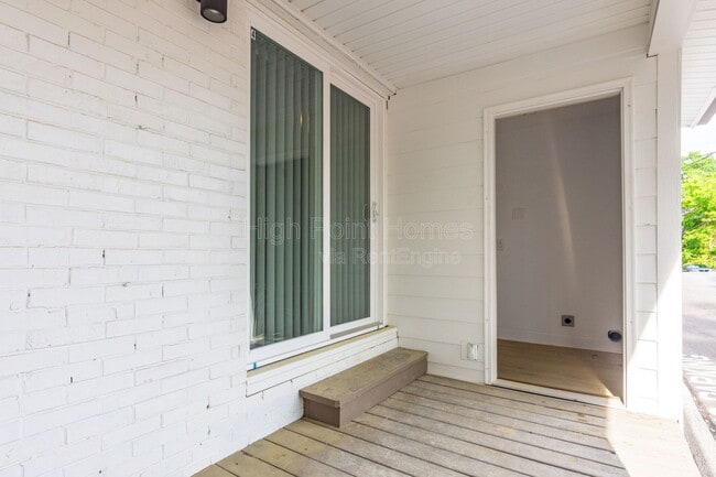 Building Photo - 400 Gallery Ln