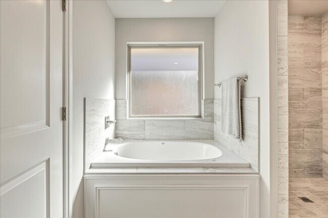 Building Photo - Nearly New Yukon Schools