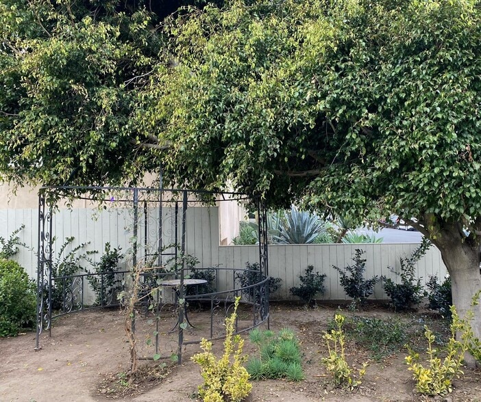 Building Photo - 1709 Barry Ave