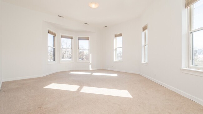 Building Photo - 845 W Altgeld St