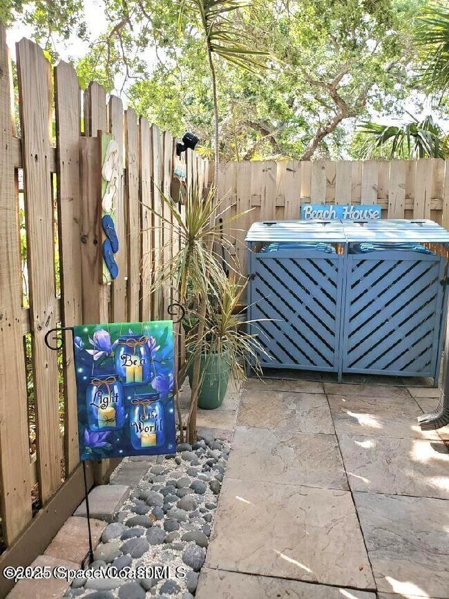 Building Photo - 8751 Live Oak Ct