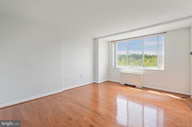 Building Photo - 10401 Grosvenor Pl