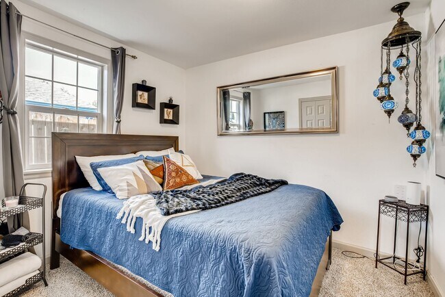 Building Photo - Updated Edgewater Home with Backyard Oasis