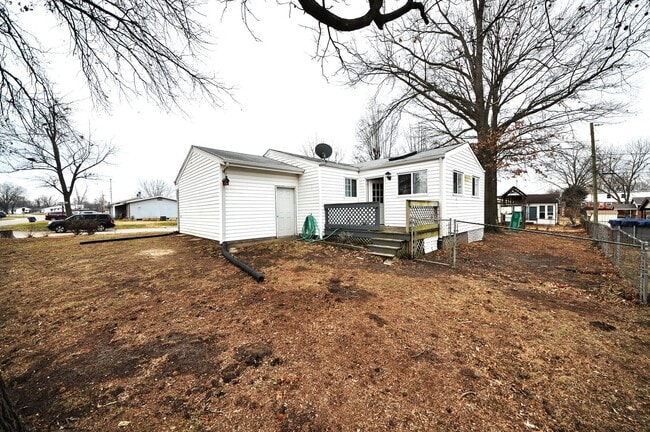 Building Photo - Freshly updated 3 Bedroom Home with a Full...