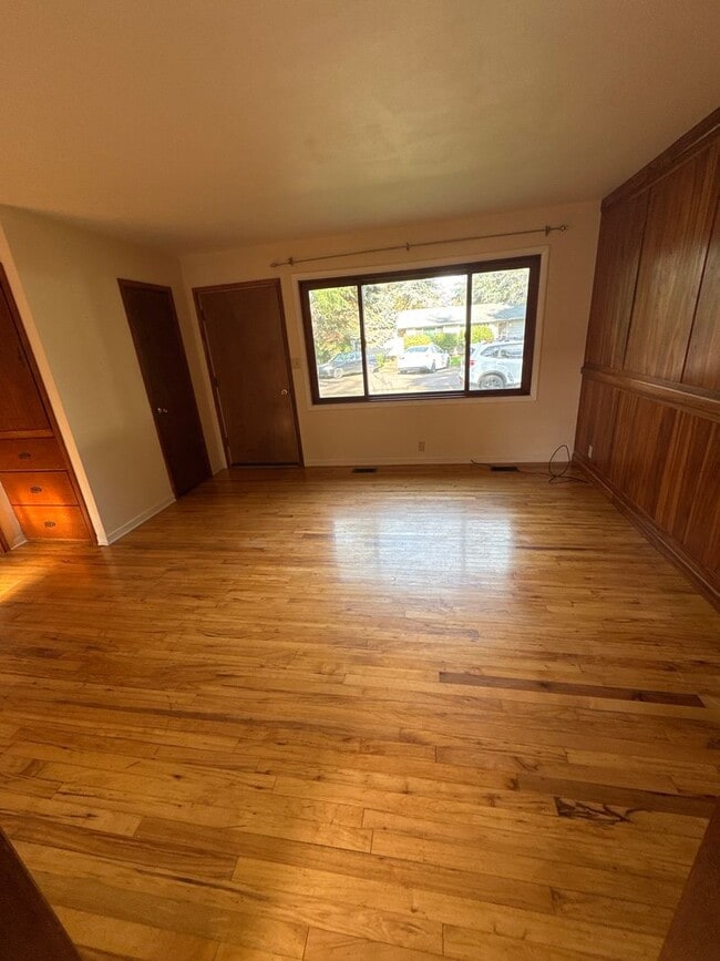 Building Photo - Spacious 2 Bedroom 1 Bath Duplex in Park-Like Setting - Pets Welcome