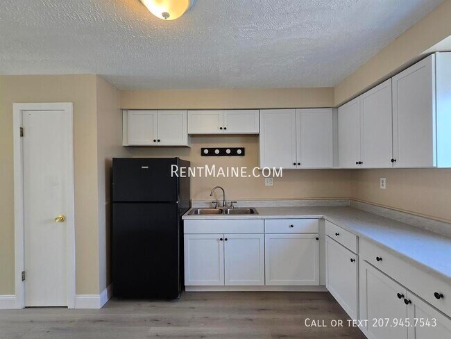 Building Photo - 8 Hillside Ln