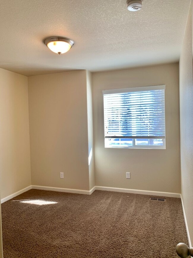 Building Photo - Beautiful 3 Bedroom 2 Bath Ranch-Style Home in West Loveland!