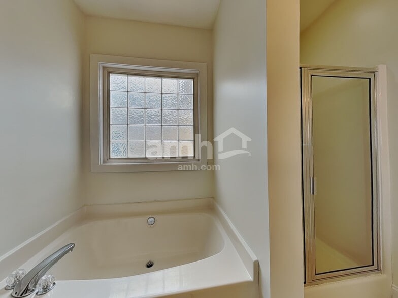 Building Photo - 10720 Cokesbury Ln