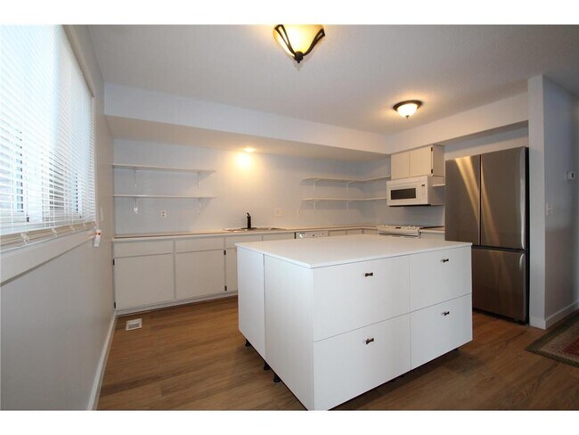 Building Photo - 5545 Shorewood Ln